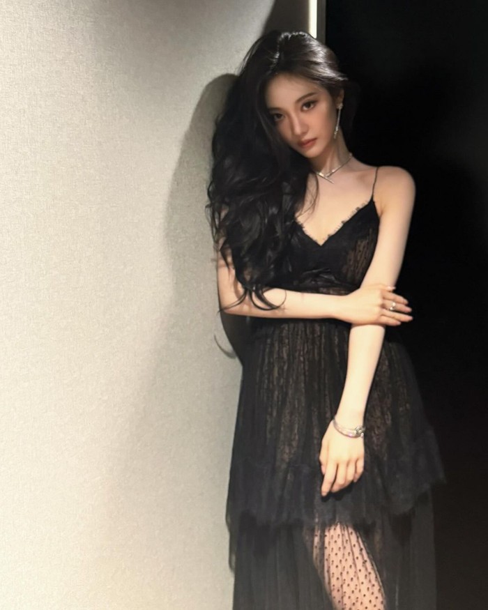 Dress Ningning memaksimalkan romantisme dan menciptakan suasana menawan. Detail renda yang halus dan siluet lembut dari long dress ini menciptakan tampilan misterius yang menarik perhatian./ Foto: instagram.com/imnotningning