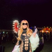 7 Selebriti Curi Perhatian di Coachella Minggu Pertama, Paris Hilton sampai Dove Cameron