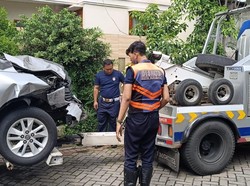 Innova Tabrak Sedan dan 2 Motor di Surabaya, Pengemudinya Kabur