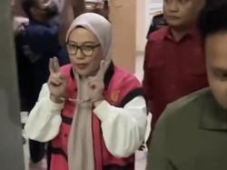 ASN Pemkot Kendari Pose 2 Jari Usai Ditetapkan Tersangka Korupsi Rp 444 Juta