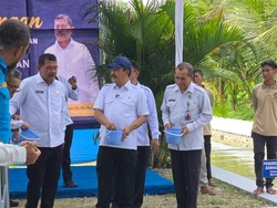 Usai Panen Padi Bareng Napi, Menteri Agus Panen Ikan di Lapas Terbuka Nusakambangan