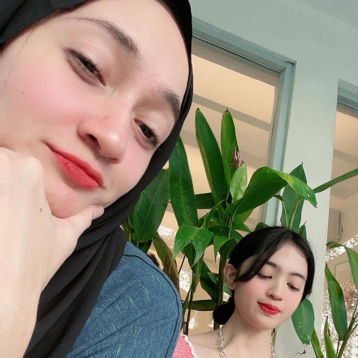 <p>Di waktu luangnya, Nia juga sering menghabiskan waktu dengan kedua putrinya yang berbakat di dunia tarik suara. Anak ketiganya, Syahgita Puan Marlinashinta atau akrab disapa Shinta juga memilih karier sebagai aktris dan penyanyi. Baru-baru ini, Shinta merilis lagu berjudul Love Custody dengan nama panggung Marlina Shinta. (Foto: Instagram @nipam_niaparamita)</p>