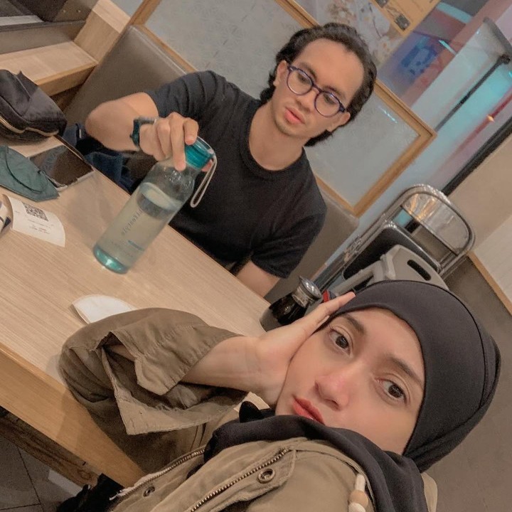 <p>Muhammad Syahdila Darama adalah anak pertama Nia Paramita. Darama diketahui fokus meniti karier sebagai penyanyi. Beberapa waktu lalu, Darama pernah mengeluarkan single lagu duet dengan saudaranya, Dewa. (Foto: Instagram @nipam_niaparamita)</p>