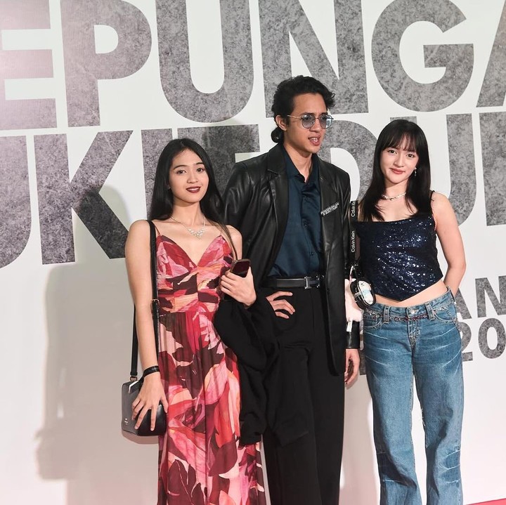 <p>Keempat anak Nia ini terjun ke dunia hiburan. Putranya Dewa Dayana adalah aktor yang memulai debut aktingnya di tahun 2018. Baru-baru ini, Dewa bermain di film karya sutradara Joko Anwar berjudul <em>Pengepungan di Bukit Duri.</em> Dalam premier film terbarunya, dua saudara perempuan Dewa datang untuk memberikan dukungan. (Foto: Instagram @nipam_niaparamita)</p>