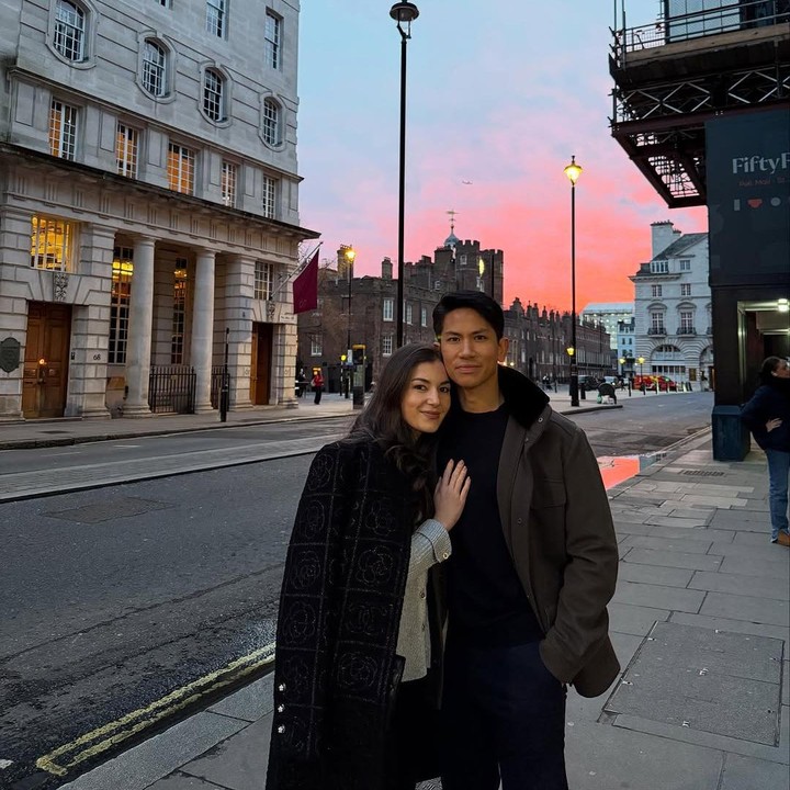 <p>Kehidupan Pangeran Mateen dari Brunei Darussalam dan sang istri, Anisha Rosnah, tampaknya tak pernah lepas dari sorot publik setelah keduanya resmi menjadi suami dan istri. Kini, mereka tengah menikmati liburan bersama, lho. (Foto: Instagram@tmski)</p>