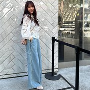 Get The Look: Tampil Stylish dengan Cargo Denim Pants ala Park Shin Hye