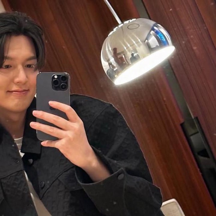 <p>Perubahan Lee Min Ho dari tokoh anak SMA ke peran yang lebih berwibawa membuatnya sering tampil bergaya <em>clean outfit</em>. Hal ini semakin menambah pesonanya sebagai aktor senior, seperti yang terlihat di foto ini, Bunda. (Foto: Instagram @actorleeminho)</p>