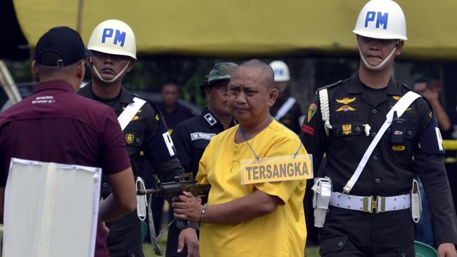 Rekonstruksi penembakan tiga polisi di Lampung oleh Kopda Basar memperlihatkan bahwa tersangka melepas tembakan hingga delapan kali.