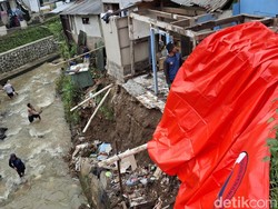 Rumah di Bantaran Sungai di Bogor Longsor, Nenek 61 Tahun Tertimbun