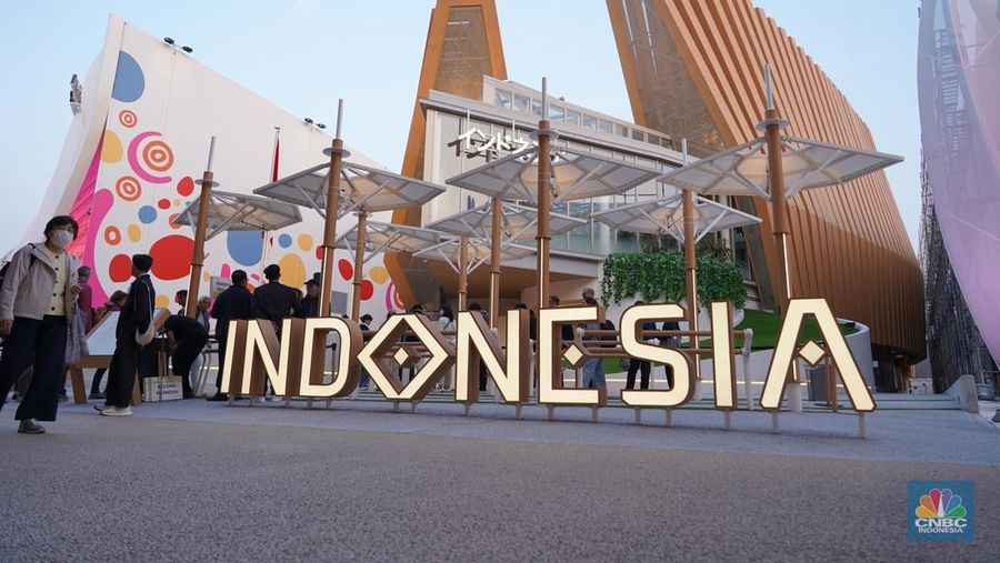 Seorang pengunjung berjalan di depan Paviliun Indonesia dalam World Expo 2025 Osaka, Jepang, Rabu (16/4/2025). Seorang pengunjung berjalan di depan Paviliun Indonesia dalam World Expo 2025 Osaka, Jepang, Rabu (16/4/2025). (CNBC Indonesia/Angga Yosua)
