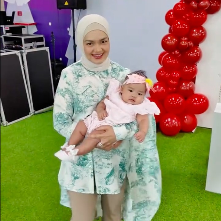 <p>Banyak netizen yang dibuat gemas dengan sosok Aghnia nih, Bunda. Mereka pun mengungkapkan hal ini pada kolom komentar. "<em>MasyaAllah</em> cantik sekali Aghnia," ungkap seorang netizen. "Gemas banget Aghnia," tutur netizen lainnya. (Foto: TikTok: @tyaarifinnw)</p>