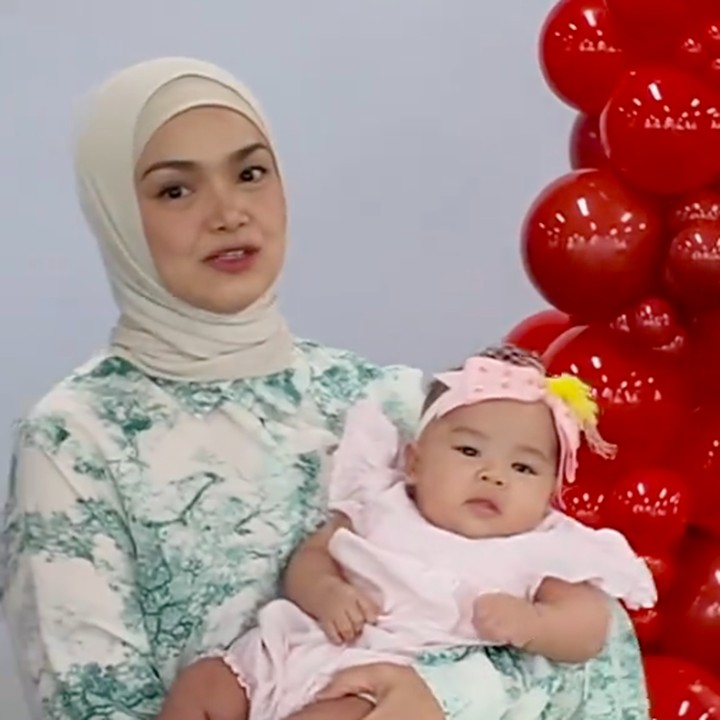 <p>Melihat dari video TikTok yang dibagikan oleh Tya, Siti terlihat menggendong anak bungsu Tya yang masih bayi, Aghnia Amira Jiwa. Usianya saat ini baru menginjak lima bulan, Bunda. (Foto: TikTok: @tyaarifinnw)</p>