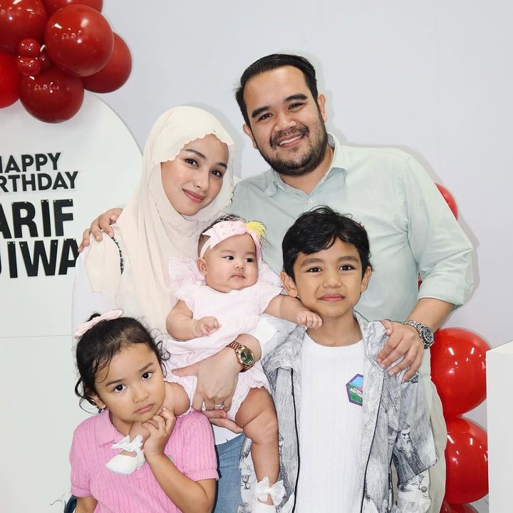 <p>Tya Arifin menikah dengan pengusaha asal Malaysia, Asyraf Khalid, dan telah dikaruniai tiga orang anak. Asyraf sendiri merupakan anak ketiga dari Khalid Mohamad Jiwa, yang juga merupakan anak sambung dari penyanyi ternama Siti Nurhaliza. (Foto: Instagram: @tyaarifinnw)</p>