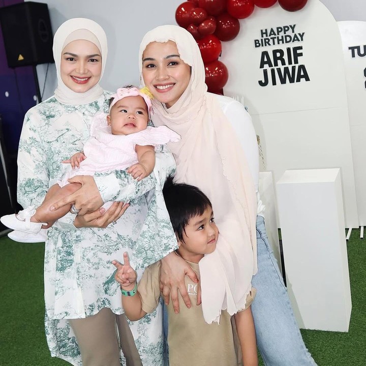 <p>Beberapa waktu lalu, Tya terlihat mengadakan acara ulang tahun untuk putra sulungnya, Arif Jiwa. Pada momen ini, turut hadir pula sang mertua, Siti Nurhaliza. (Foto: Instagram: @tyaarifinnw)</p>