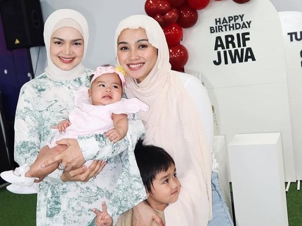 5 Potret Siti Nurhaliza Gendong Cucu, Anak dari Sang Menantu Tya Arifin