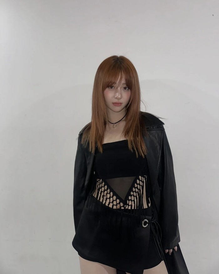 Teknik mix and match Yunjin dengan atasan bra tipis berhias rumbai dan jaket kulit sangat mencuri perhatian. Keseimbangan detail material yang kontras sangat mengesankan dan cocok dengan suasana donwtown./ Foto: instagram.com/jenaissante