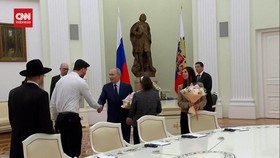 VIDEO: Momen Putin Temui Warga Rusia-Israel Eks Sandera di Gaza