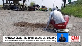 VIDEO: Manusia Silver Perbaiki Jalan Berlubang