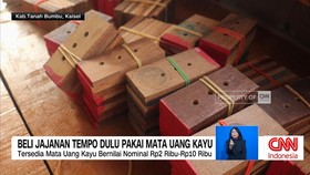 VIDEO: Beli Jajanan Tempo Dulu Pakai Mata Uang Kayu