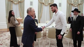 Putin Temui Warga Rusia-Israel Eks Sandera di Gaza: Terima Kasih Hamas
