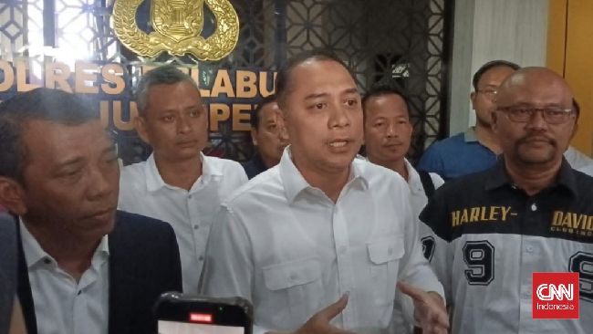 Wali Kota Surabaya bersama Kadisperinaker Kota Surabaya terlihat ikut saat puluhan eks karyawan melaporkan dugaan ijazah ditahan pengusaha.