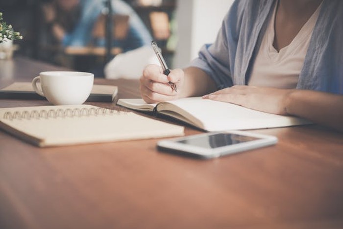 Menulis jurnal setelah menghadapi situasi sulit/Foto: Pexels.com/Tirachard Kumtanom