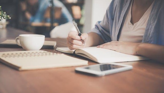 Menulis jurnal setelah menghadapi situasi sulit/Foto: Pexels.com/Tirachard Kumtanom