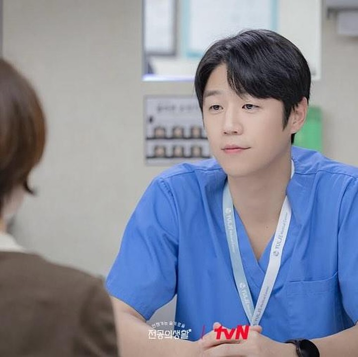 <p>Berikutnya, dokter Ku Do Won selalu menjadi andalan para pasiennya dengan selalu ada setiap keadaan kritis dan cepat menghilang jika masalah sudah selesai seperti Superman. <em>Green flag</em> sekali, kan? (Foto: tvN)</p>
