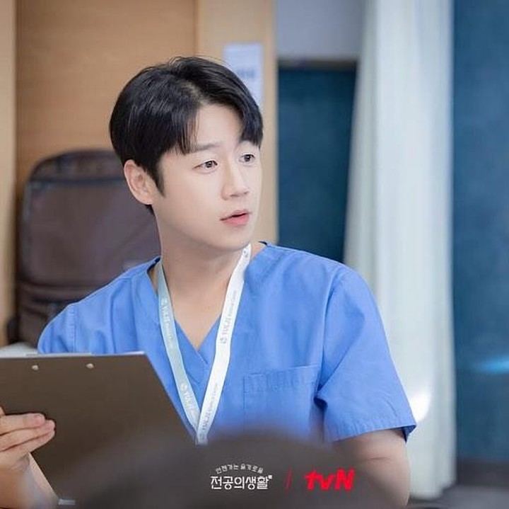 <p>Berperan sebagai Ku Do Won, Jung Joon Won terlihat memiliki kepribadian yang sangat kalem dan juga teliti terhadap detail masalah yang ada membuatnya menjadi dokter green flag, nih. (Foto: tvN)</p>