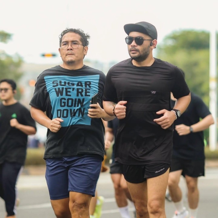 <p>Melalui unggahan di Instagram, Ery juga mengungkap program diet yang dijalaninya selama 10 bulan terakhir. Salah satunya adalah membiasakan diri untuk berolahraga setiap hari. Pria bernama lengkap Muhammad Ery Noor Syukri ini memilih olahraga lari untuk program dietnya. Tak sendiri, Ery didampingi oleh seorang pelatih olahraga selama latihan. (Foto: Instagram @ery_makmur)</p>