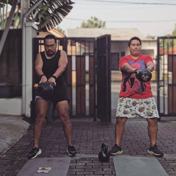 <p>Ery juga kerap melakukan olahraga beban dengan pendampingan pelatih. Jenis olahraga ini ternyata dapat membantunya menurunkan berat badan dengan drastis. (Foto: Instagram @ery_makmur)</p>