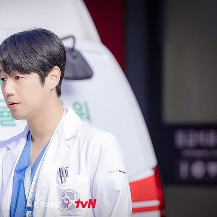 <p>Ku Do Won selalu tampil cerah dan bersih bak seorang <em>green flag</em> untuk siap sedia dan siaga tiap ada pasien atau junior yang ingin butuh bantuannya. (Foto: tvN)</p>
