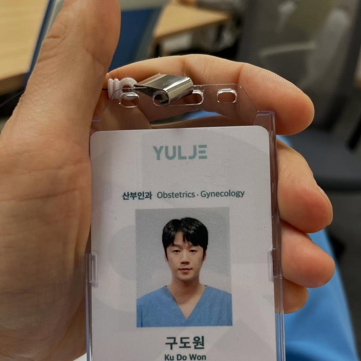 <p>Jung Joon Won terlihat memamerkan id card yang menampilkan wajah tampannya sekaligus green flag yang siap sedia menolong pasiennya. (Foto: Instagram @jungjvnwon)</p>