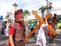 Potret Pertama Kalinya Umat Katolik Ikuti Kirab Salib di Magelang