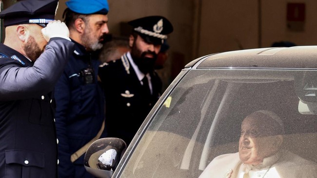 FOTO: Momen Blusukan Dadakan Paus Fransiskus ke Penjara Roma