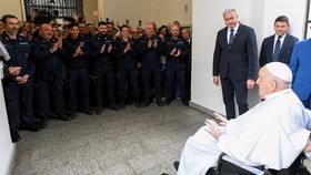 FOTO: Momen Blusukan Dadakan Paus Fransiskus ke Penjara Roma