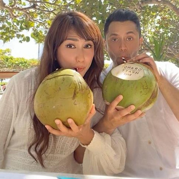 <p>Meski sudah tak aktif di dunia hiburan, Louise masih sering membagikan aktivitasnya di media sosial. Perempuan 42 tahun ini juga beberapa kali mengunggah momen romantis bersama suaminya, Bunda. (Foto: Instagram @louiseans)</p>