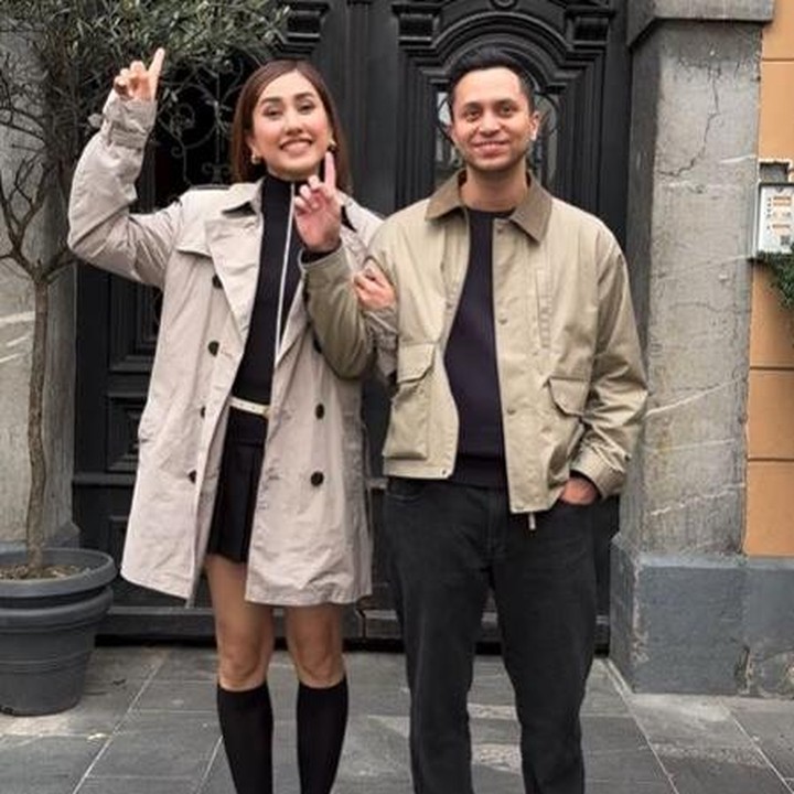 <p>Louise dan suami bulenya juga pernah membuat konten video bersama. Dalam satu video, pasangan yang telah enam tahun menikah itu menunjukkan momen romantis saat quality time bersama. Keduanya tampil serasi mengenakan pakaian berwarna senada. (Foto: Instagram @louiseans)</p>
