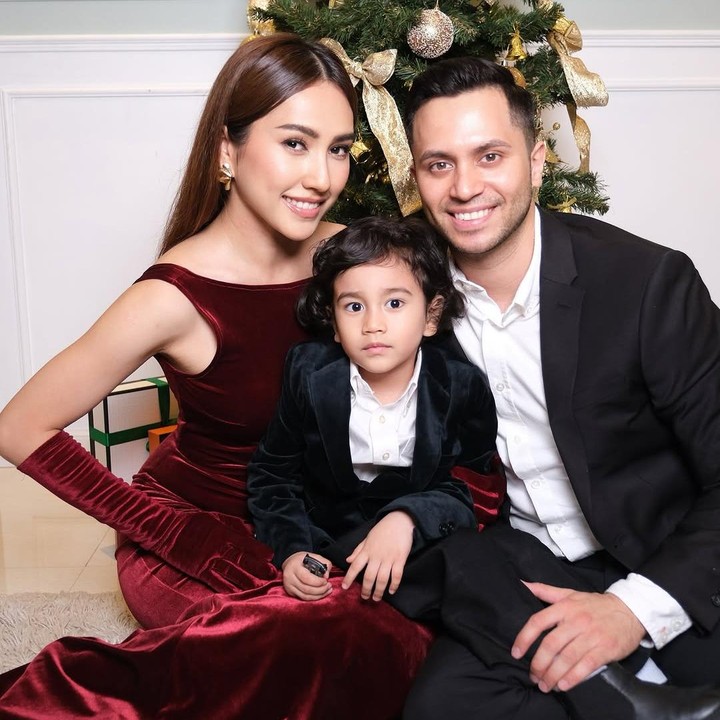 <p>Louise Anastasya resmi menikah dengan pria bule keturunan Italia bernama Eugenio Cimolin pada Juli 2018. Dari pernikahan ini, ia dikaruniai seorang putra bernama Francesco Liam yang lahir pada 2021. (Foto: Instagram @louiseans)</p>