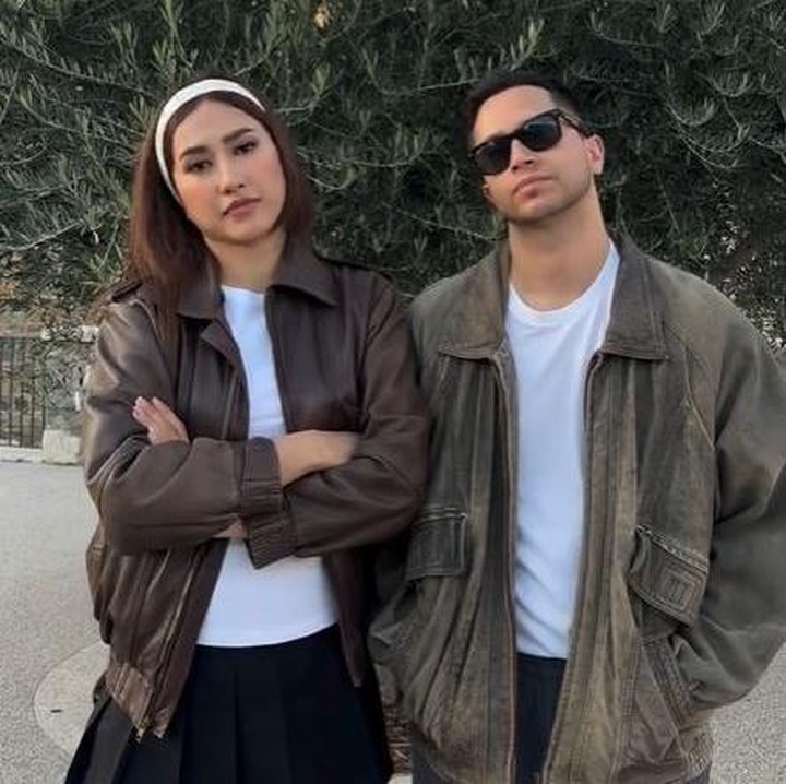 <p>Di waktu luang, Louise dan suami memang sering <em>quality time</em> bareng anak semata wayang mereka. Salah satu momen spesial <em>quality time</em> keduanya adalah traveling ke luar negeri. Dalam beberapa kesempatan, Louise juga pernah membagikan potretnya saat berlibur ke kampung halaman sang suami di Italia. (Foto: Instagram @louiseans)</p>