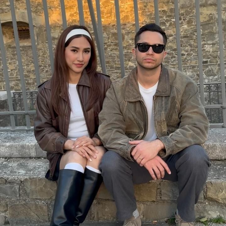 <p>Bunda masih ingat aktris Louise Anastasya? Artis yang sudah membintangi puluhan judul sinetron ini sudah lama vakum dari dunia akting. Louise tampaknya sedang fokus menjalani peran sebagai seorang istri dan Bunda dari satu anak. (Foto: Instagram @louiseans)</p>