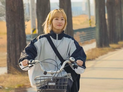 Jadi Mantan Atlet, Intip Potret Terbaru Park Bo Young dengan Rambut Blonde di Our Unwritten Seoul