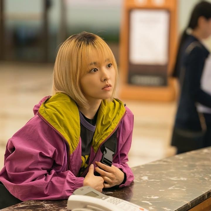 <p>Park Bo Young memerankan karakter rambut pirang pertamanya menjadi saudara kembar bernama Yoo Mi Ji dan Yoo Mi Rae yang memiliki karakter berbeda. Mereka memanfaatkan kemiripan fisik satu sama lain untuk bertukar kehidupan. (Foto: Instagram: @netflixkr)</p>