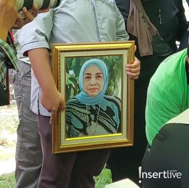 Momen Haru Pemakaman Ibunda Cici Paramida dan Siti KDI