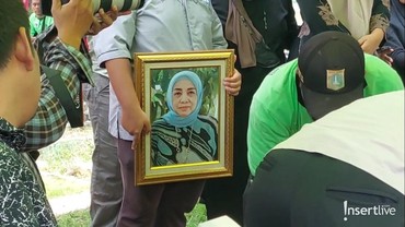 img-title Momen Haru Pemakaman Ibunda Cici Paramida dan Siti KDI