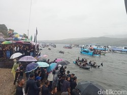 Ribuan Peziarah Bahari Basah Kuyup Arak Tuan Meninu ke Pantai Kuce Larantuka