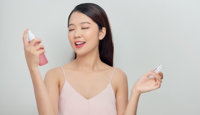 setting spray adalah semprotan yang digunakan untuk men-set makeup dan memperpanjang waktu tahan makeup. Penggunaan setting spray menjaga makeup tetap utuh dari pagi hingga malam, mengontrol shine atau menambah dewiness sesuai kebutuhan, mengurangi kesan cakey pada makeup, dan tahan terhadap keringat serta kelembapan.