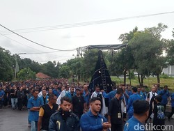 Ribuan Peziarah Iringi Pertemuan Tuan Ma, Tuan Ana, dan Tuan Meninu di Gereja