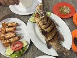 10 Tempat Makan Seafood Kaki Lima yang Enak dan Segar di Jakarta