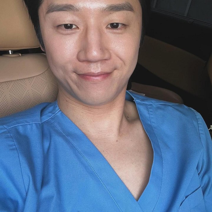 <p>Senyuman menawan nan ramah yang siap menyambut pasien dan para junior Ku Do Won alias Jung Joon Won membuatnya dicap sebagai dokter green flag di Yulje Medical Center. (Foto: Instagram: @jungjvnwon)</p>
